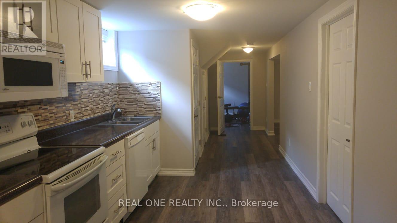 1218 Shamir Crescent, Mississauga, Ontario  L5C 1L1 - Photo 6 - W12408748