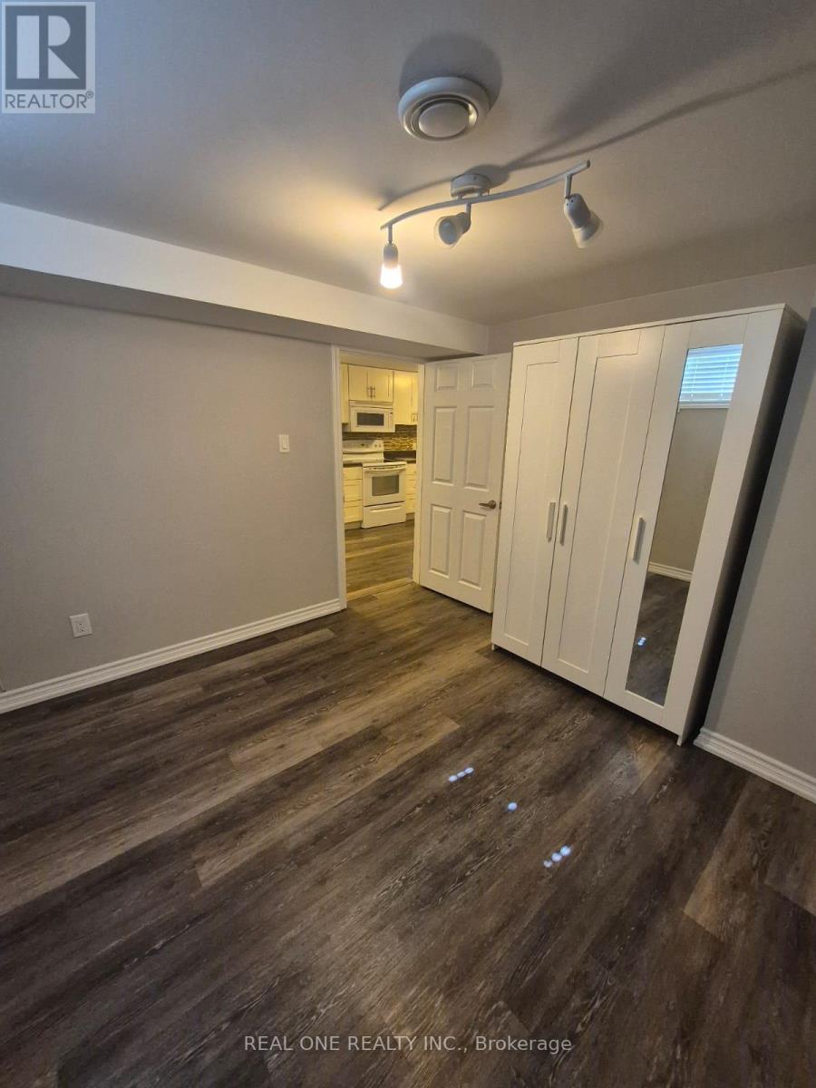 1218 Shamir Crescent, Mississauga, Ontario  L5C 1L1 - Photo 7 - W12408748
