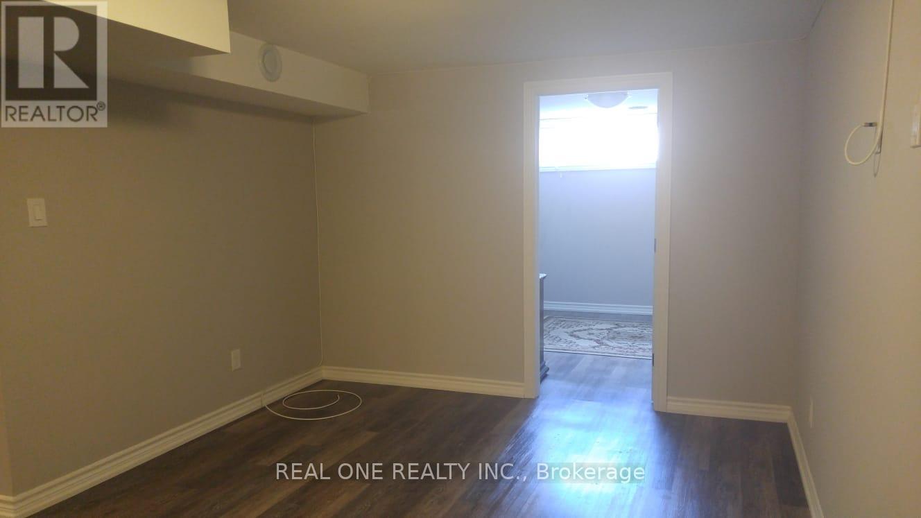 1218 Shamir Crescent, Mississauga, Ontario  L5C 1L1 - Photo 9 - W12408748