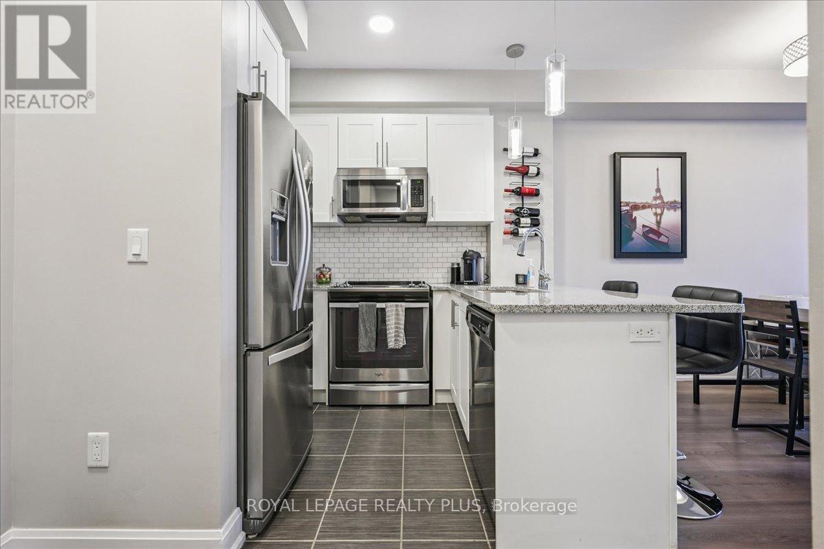 414 - 216 Oak Park Boulevard, Oakville (Ro River Oaks), Ontario  L6H 7S8 - Photo 8 - W12409911