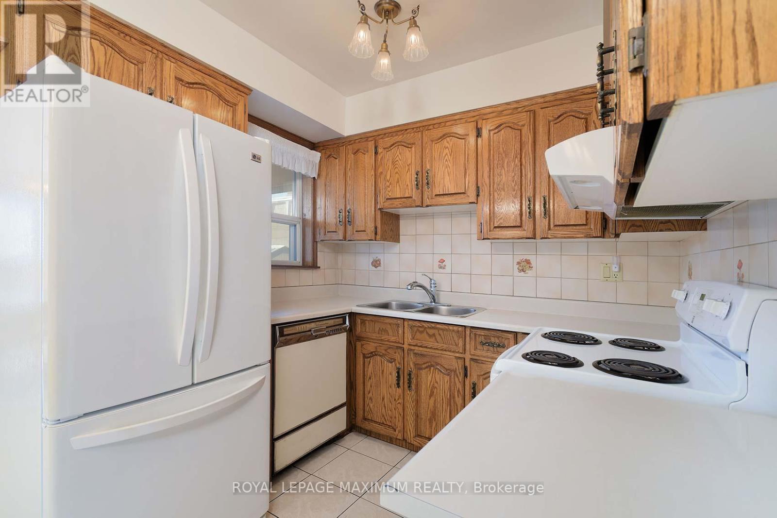 245 Belgravia Avenue, Toronto, Ontario  M6E 2M9 - Photo 14 - W12409974