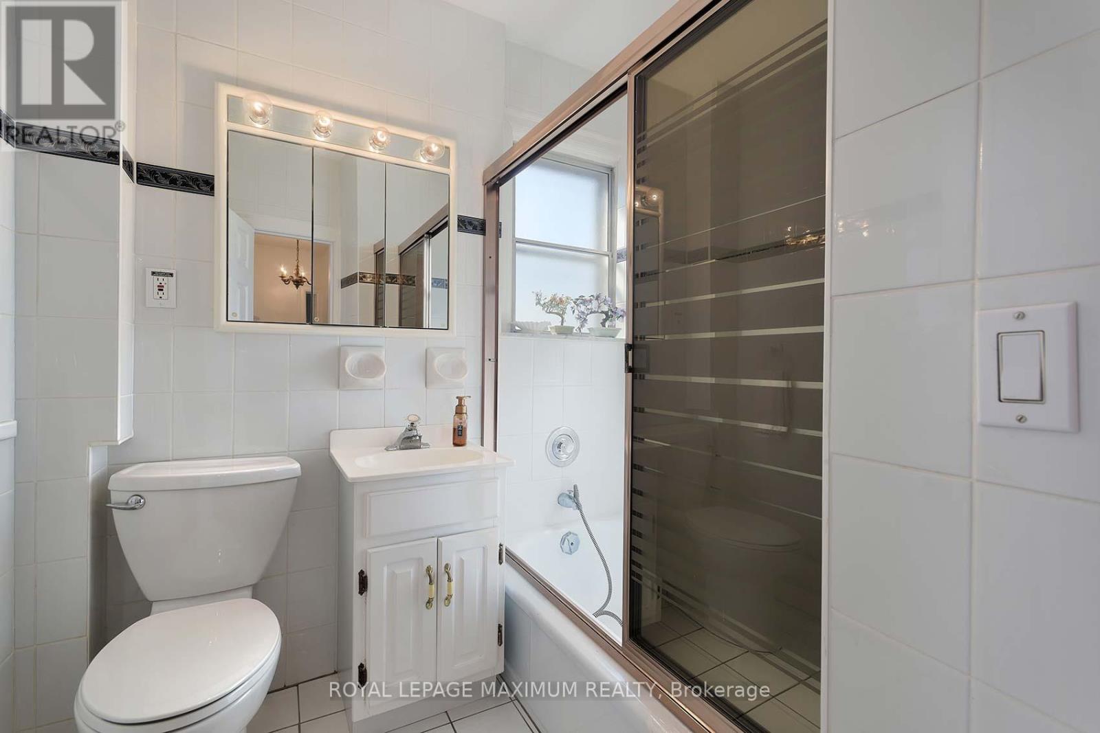 245 Belgravia Avenue, Toronto, Ontario  M6E 2M9 - Photo 27 - W12409974