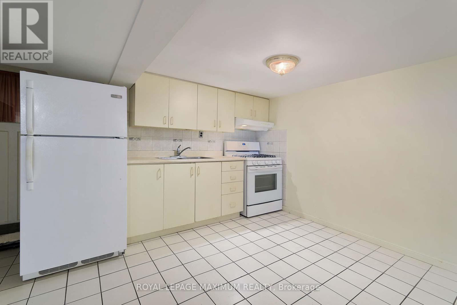 245 Belgravia Avenue, Toronto, Ontario  M6E 2M9 - Photo 30 - W12409974