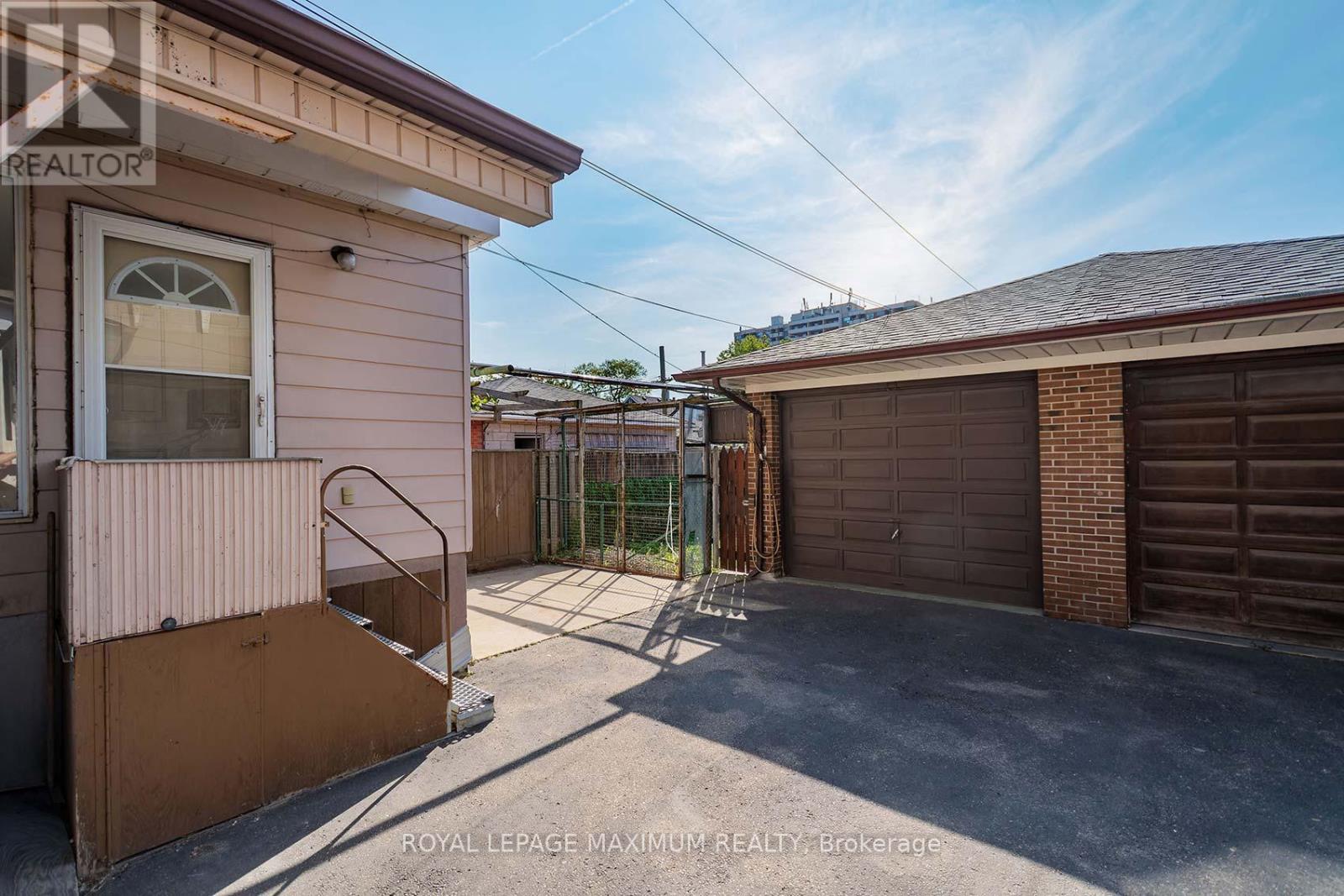 245 Belgravia Avenue, Toronto, Ontario  M6E 2M9 - Photo 36 - W12409974