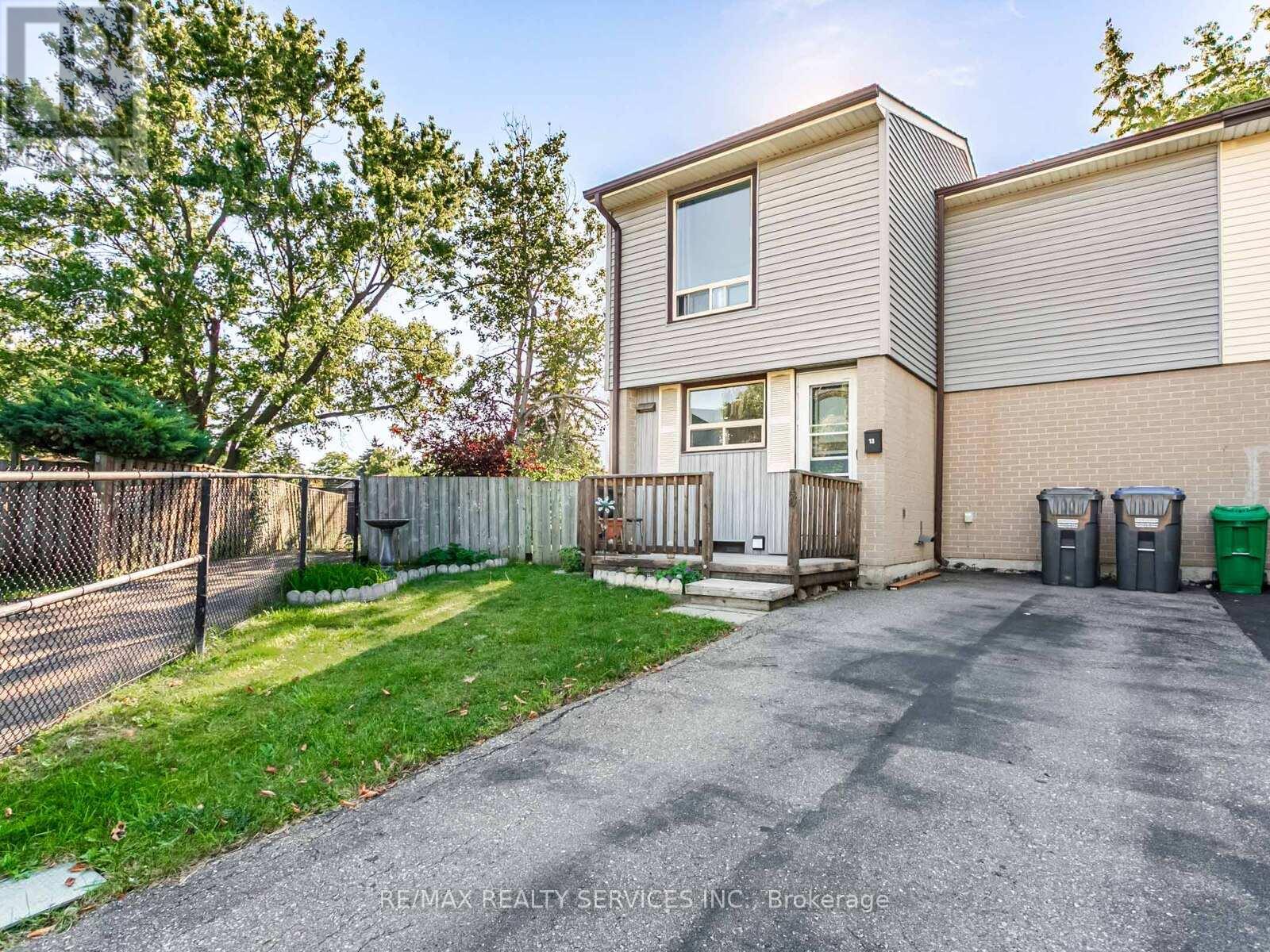 13 Gold Pine Court, Brampton, Ontario  L6S 2K6 - Photo 2 - W12409978