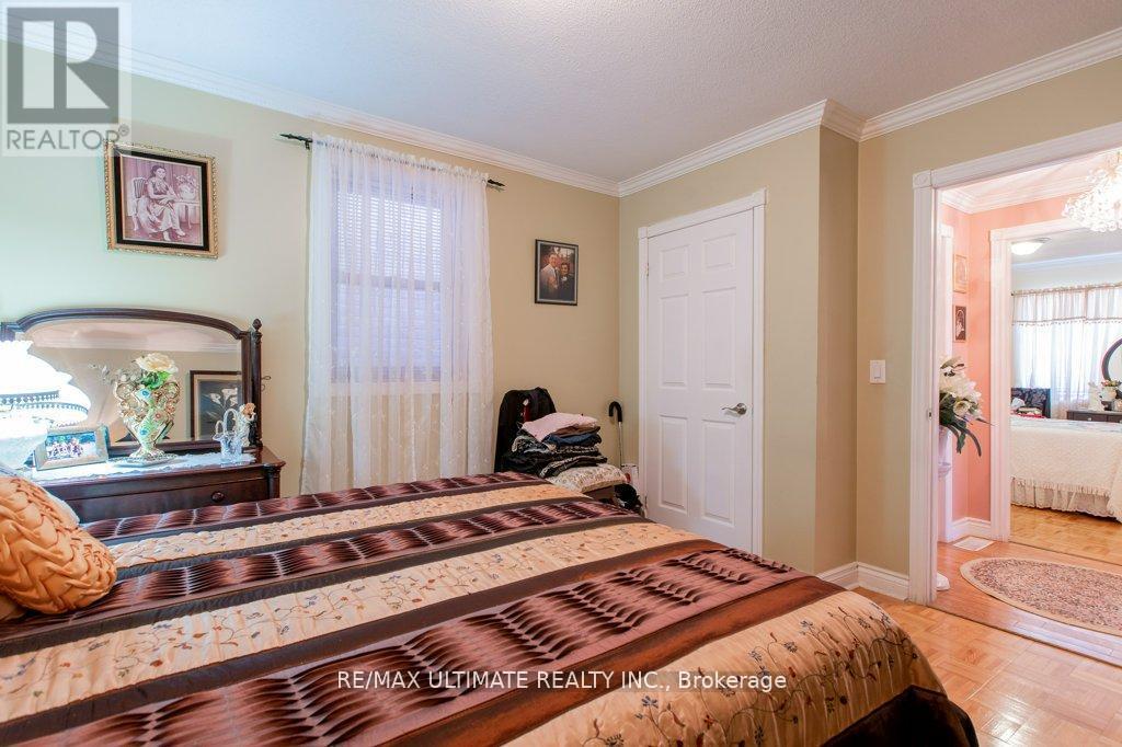 110 Aileen Avenue, Toronto, Ontario  M6M 1E9 - Photo 10 - W12409990