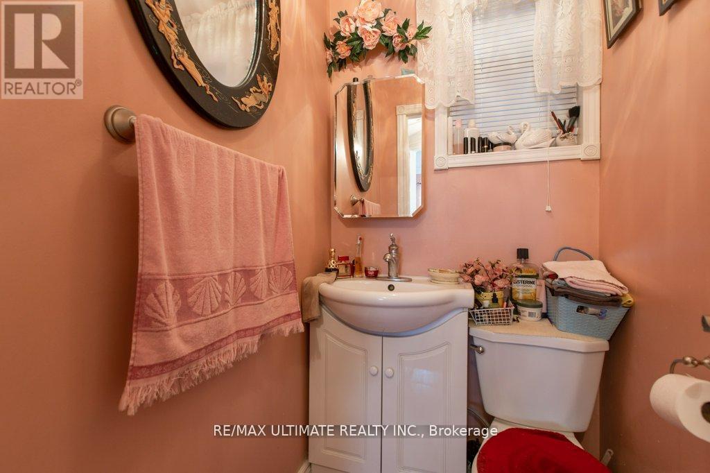 110 Aileen Avenue, Toronto, Ontario  M6M 1E9 - Photo 11 - W12409990