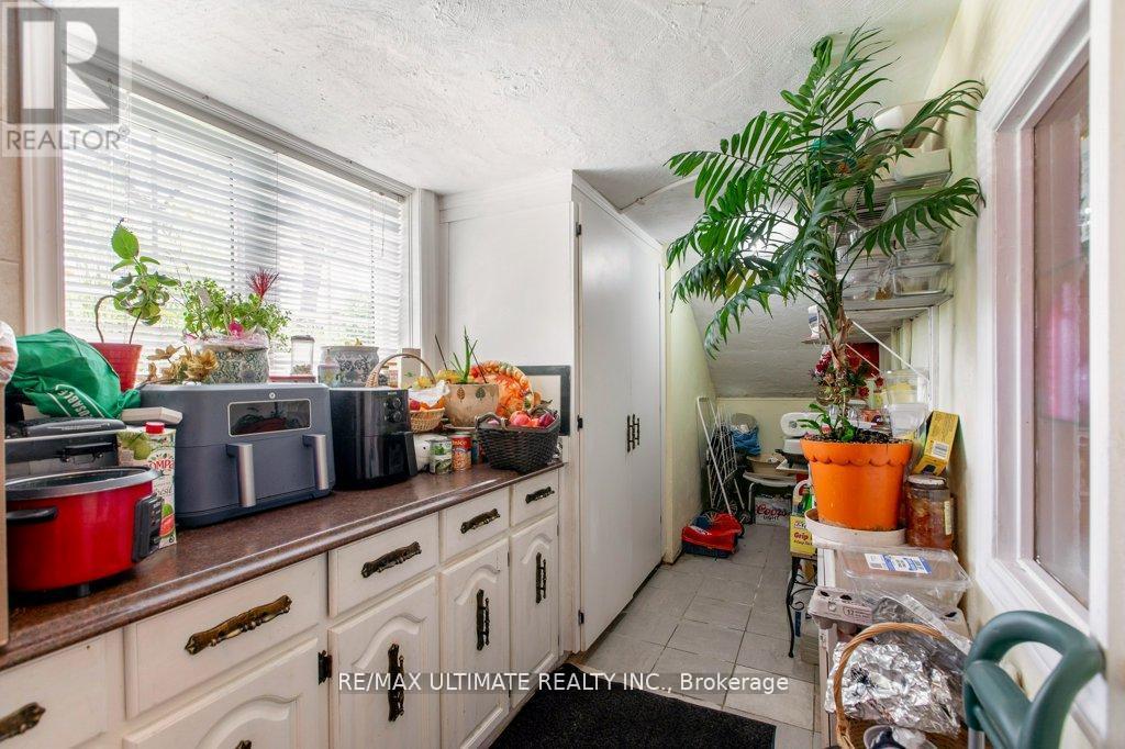 110 Aileen Avenue, Toronto, Ontario  M6M 1E9 - Photo 38 - W12409990
