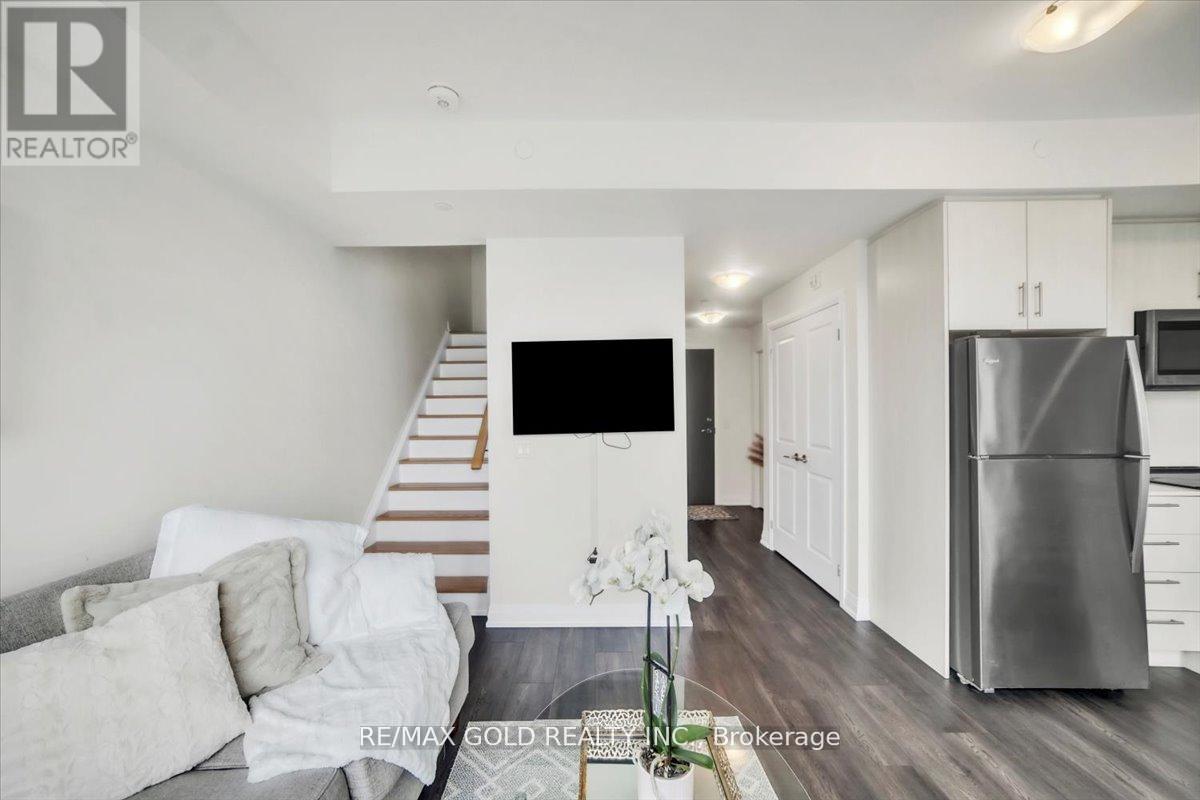 307 - 95 Attmar Drive, Brampton, Ontario  L6P 0Y6 - Photo 5 - W12409867