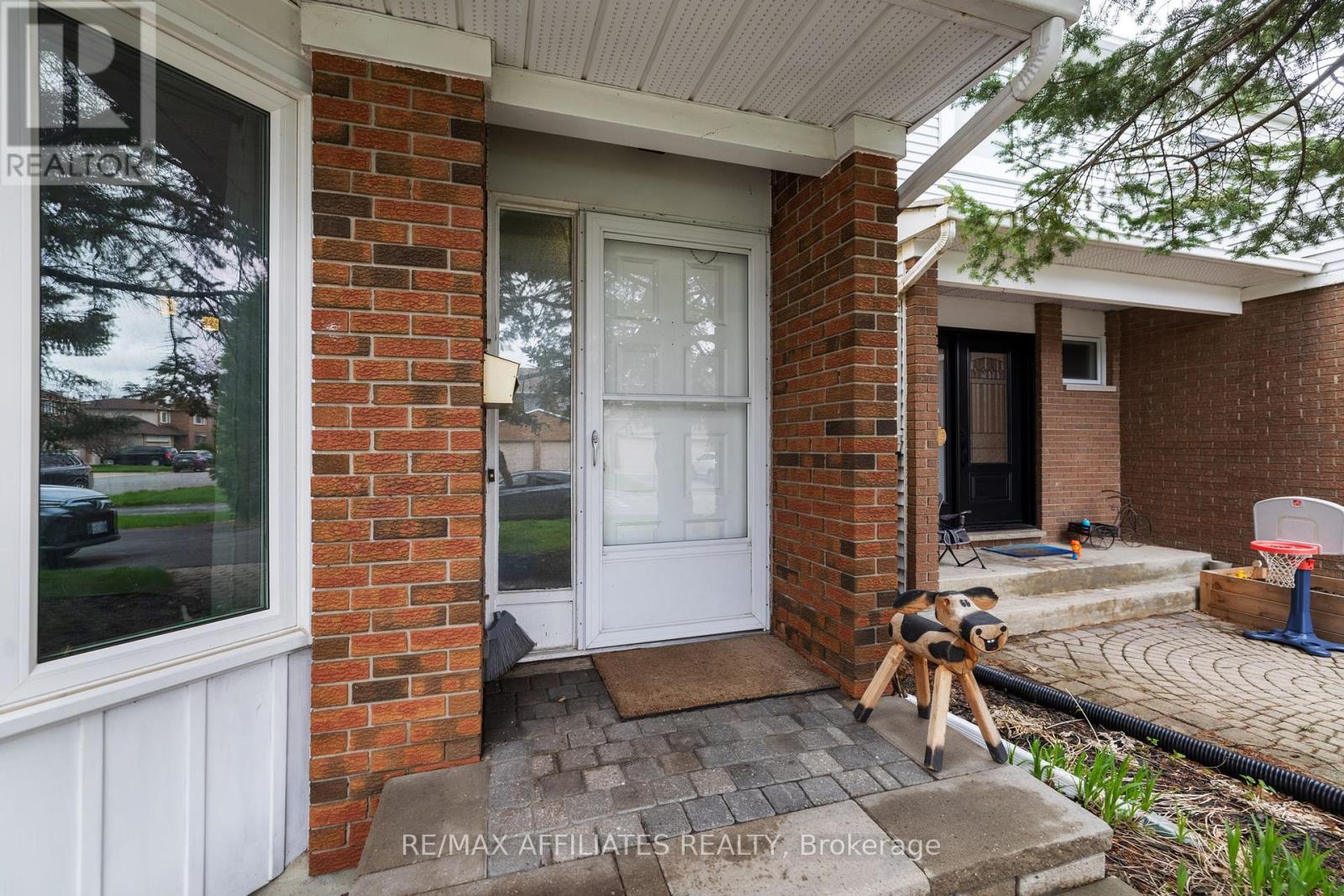 43 Bluegrass Drive, Ottawa, Ontario  K2M 1G2 - Photo 4 - X12410095
