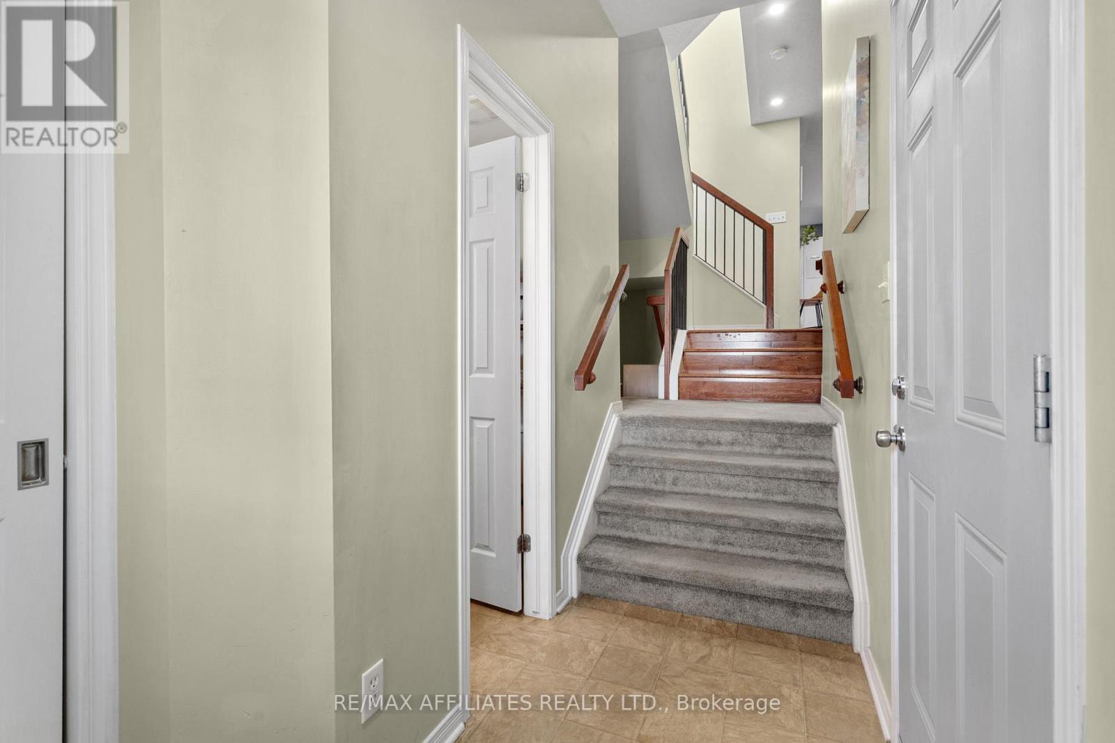 215 Catamount Court, Ottawa, Ontario  K2M 0A8 - Photo 4 - X12410147