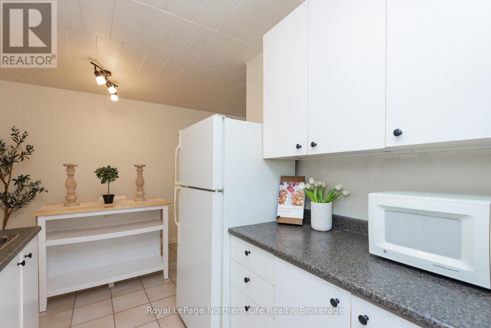 110 - 213 Leonard Street, North Bay, Ontario  P1B 5K3 - Photo 6 - X12410135