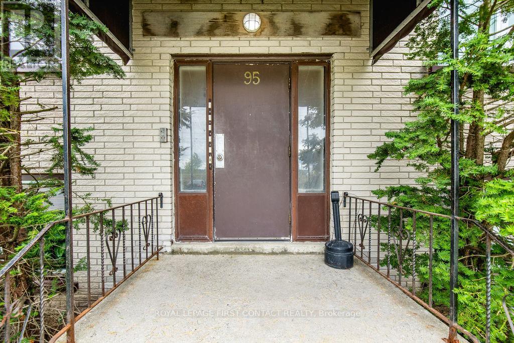 95 Gowan Street, Barrie, Ontario  L4N 2P2 - Photo 3 - S12410022