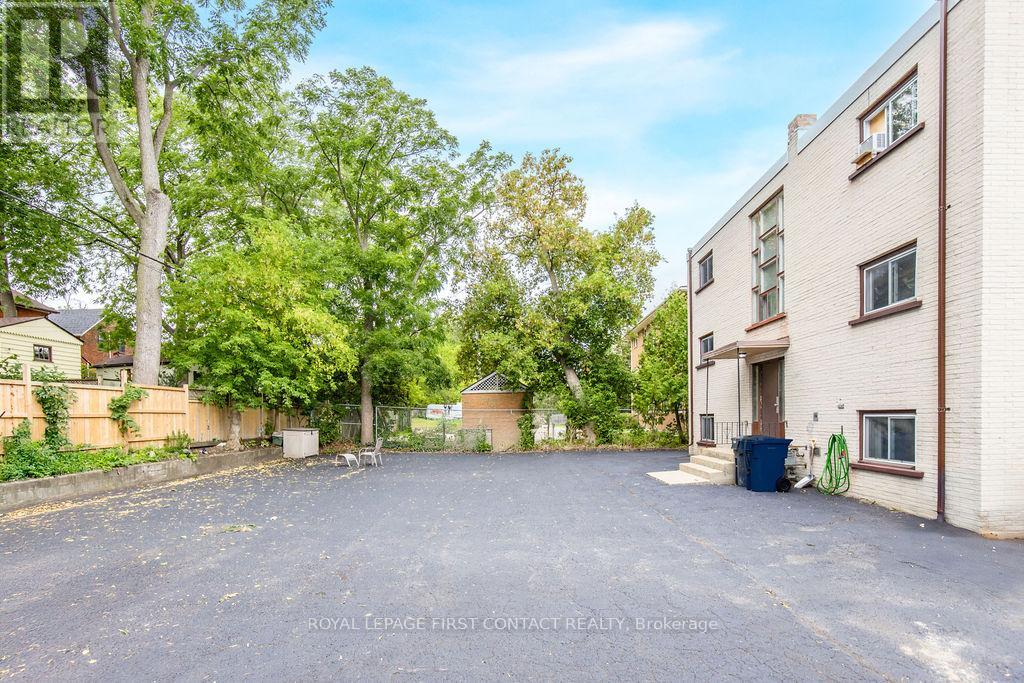 95 Gowan Street, Barrie, Ontario  L4N 2P2 - Photo 4 - S12410022