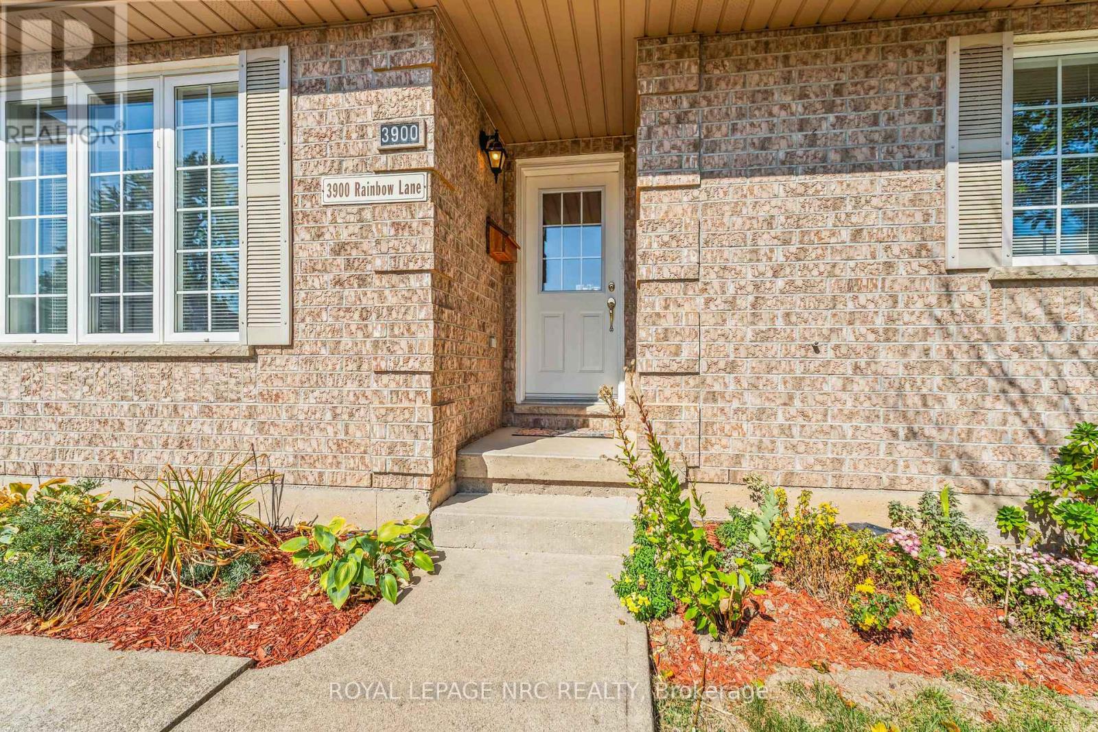 3900 Rainbow Lane, Lincoln, Ontario  L0R 2C0 - Photo 3 - X12371807