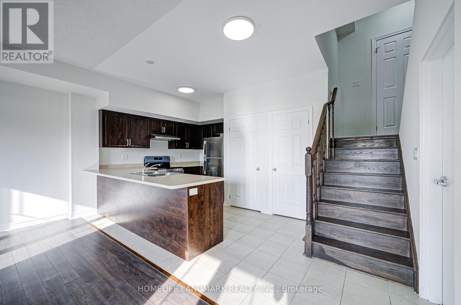 8 - 9 Eaton Park Lane, Toronto (L'amoreaux), Ontario  M1W 0A5 - Photo 3 - E12410122