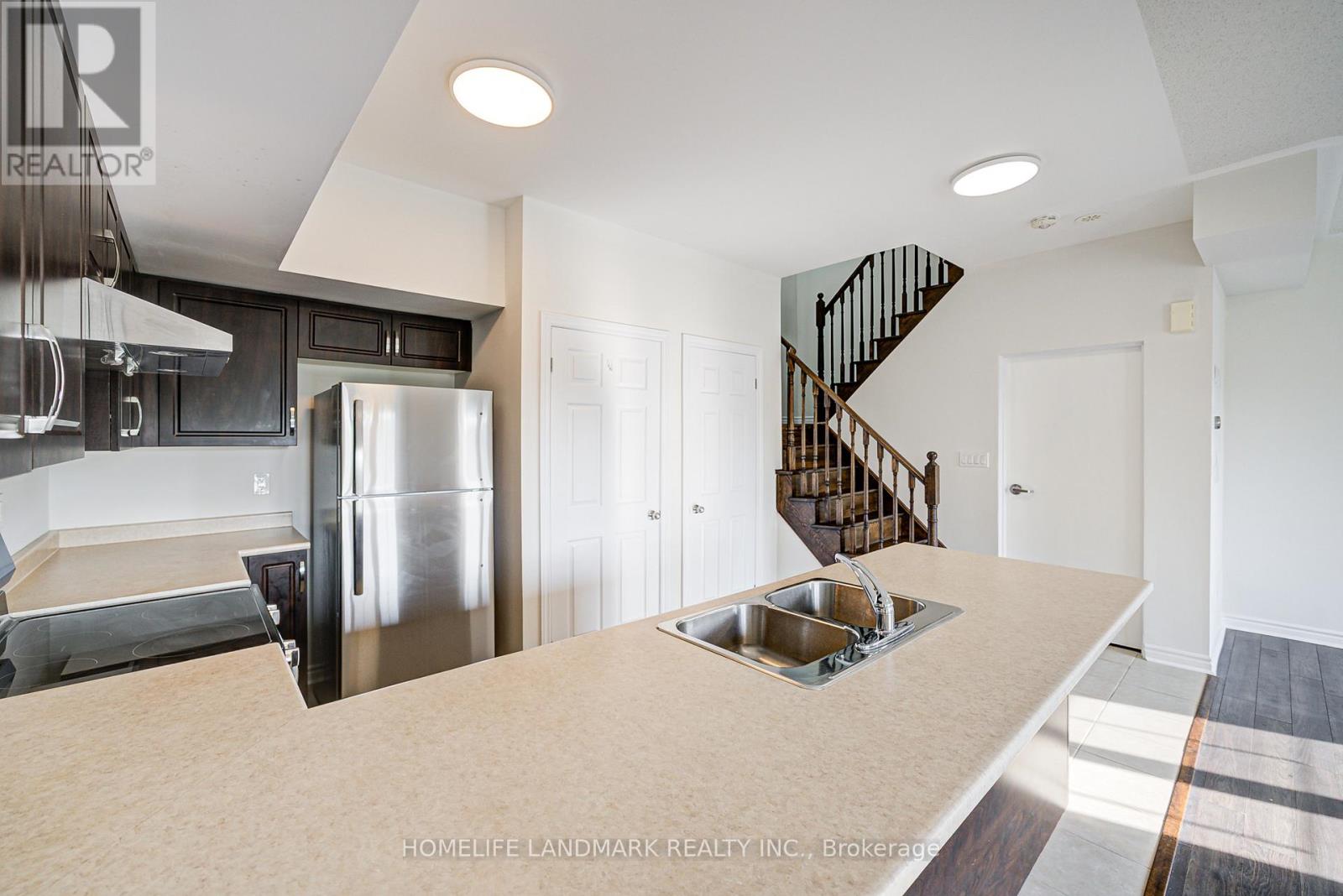 8 - 9 Eaton Park Lane, Toronto (L'amoreaux), Ontario  M1W 0A5 - Photo 7 - E12410122