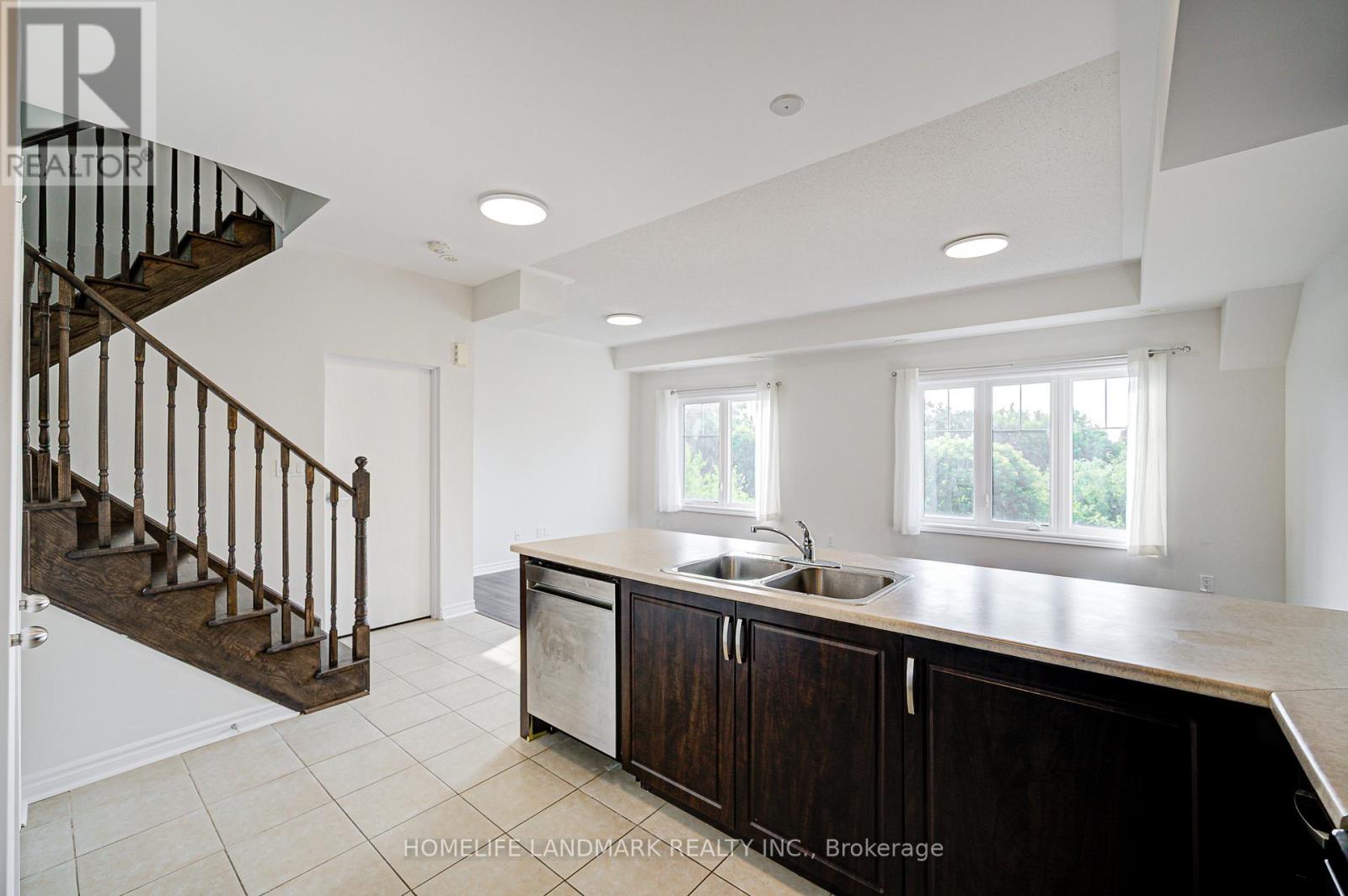 8 - 9 Eaton Park Lane, Toronto (L'amoreaux), Ontario  M1W 0A5 - Photo 8 - E12410122
