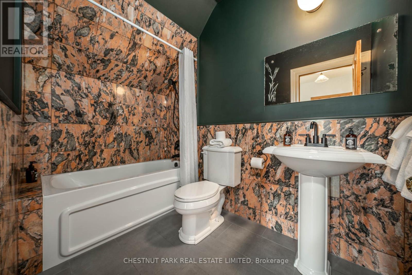 28 Centre Street, Prince Edward County, Ontario  K0K 2T0 - Photo 12 - X12410262