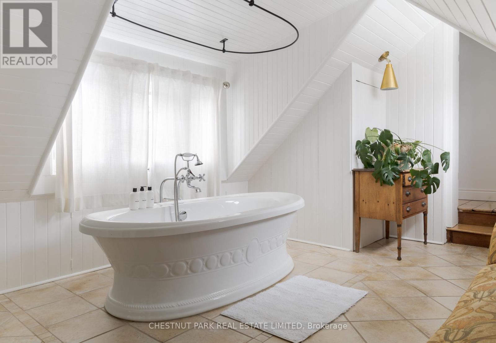 28 Centre Street, Prince Edward County, Ontario  K0K 2T0 - Photo 18 - X12410262