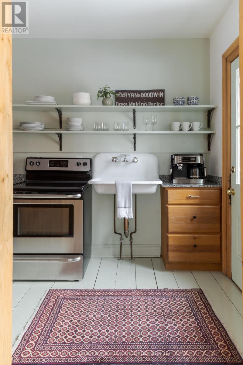 28 Centre Street, Prince Edward County, Ontario  K0K 2T0 - Photo 4 - X12410262