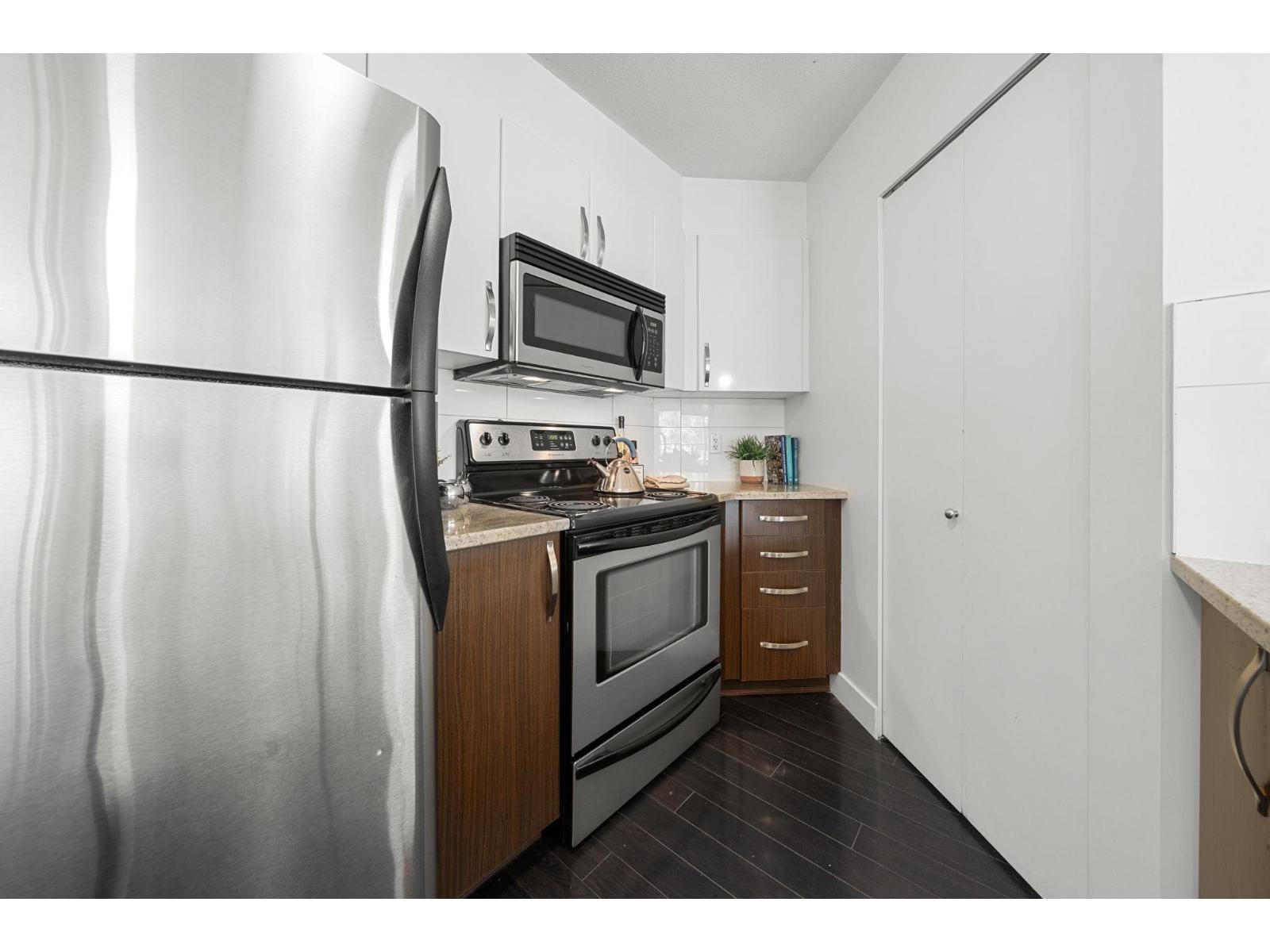 209 13555 Gateway Drive, Surrey, British Columbia  V3T 0B5 - Photo 12 - R3048341