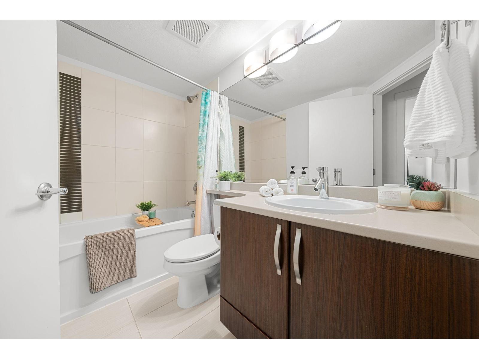 209 13555 Gateway Drive, Surrey, British Columbia  V3T 0B5 - Photo 21 - R3048341