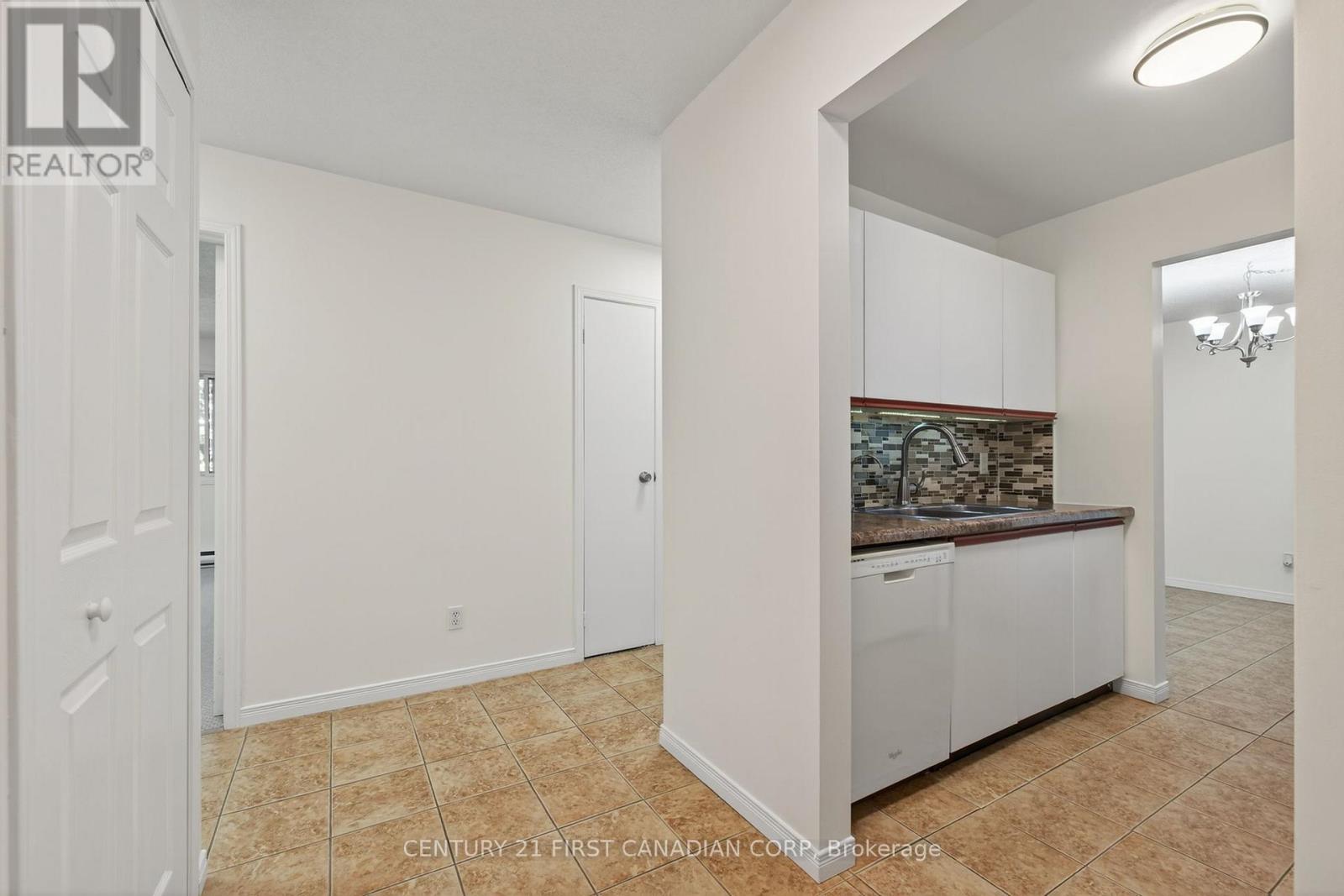 92 - 144 Conway Drive, London South (South X), Ontario  N6E 3N3 - Photo 8 - X12410230