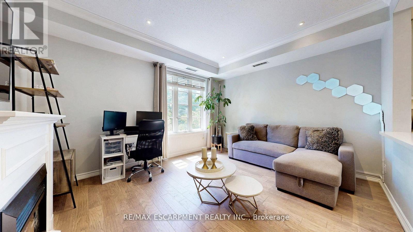 218 - 3351 Cawthra Road, Mississauga (Applewood), Ontario  L5A 4N5 - Photo 13 - W12410072