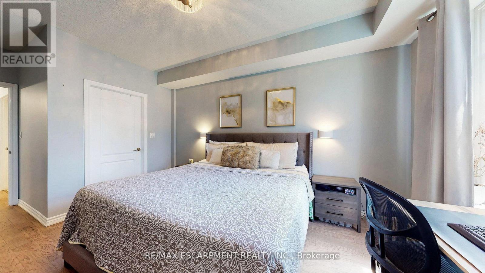 218 - 3351 Cawthra Road, Mississauga (Applewood), Ontario  L5A 4N5 - Photo 15 - W12410072