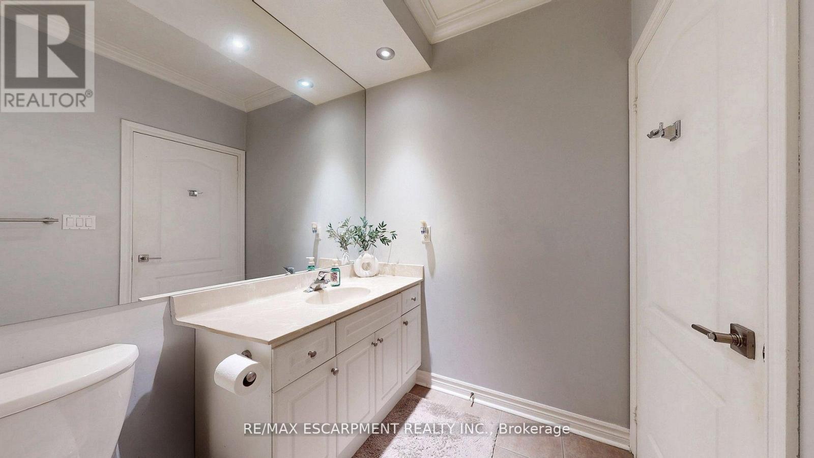 218 - 3351 Cawthra Road, Mississauga (Applewood), Ontario  L5A 4N5 - Photo 17 - W12410072