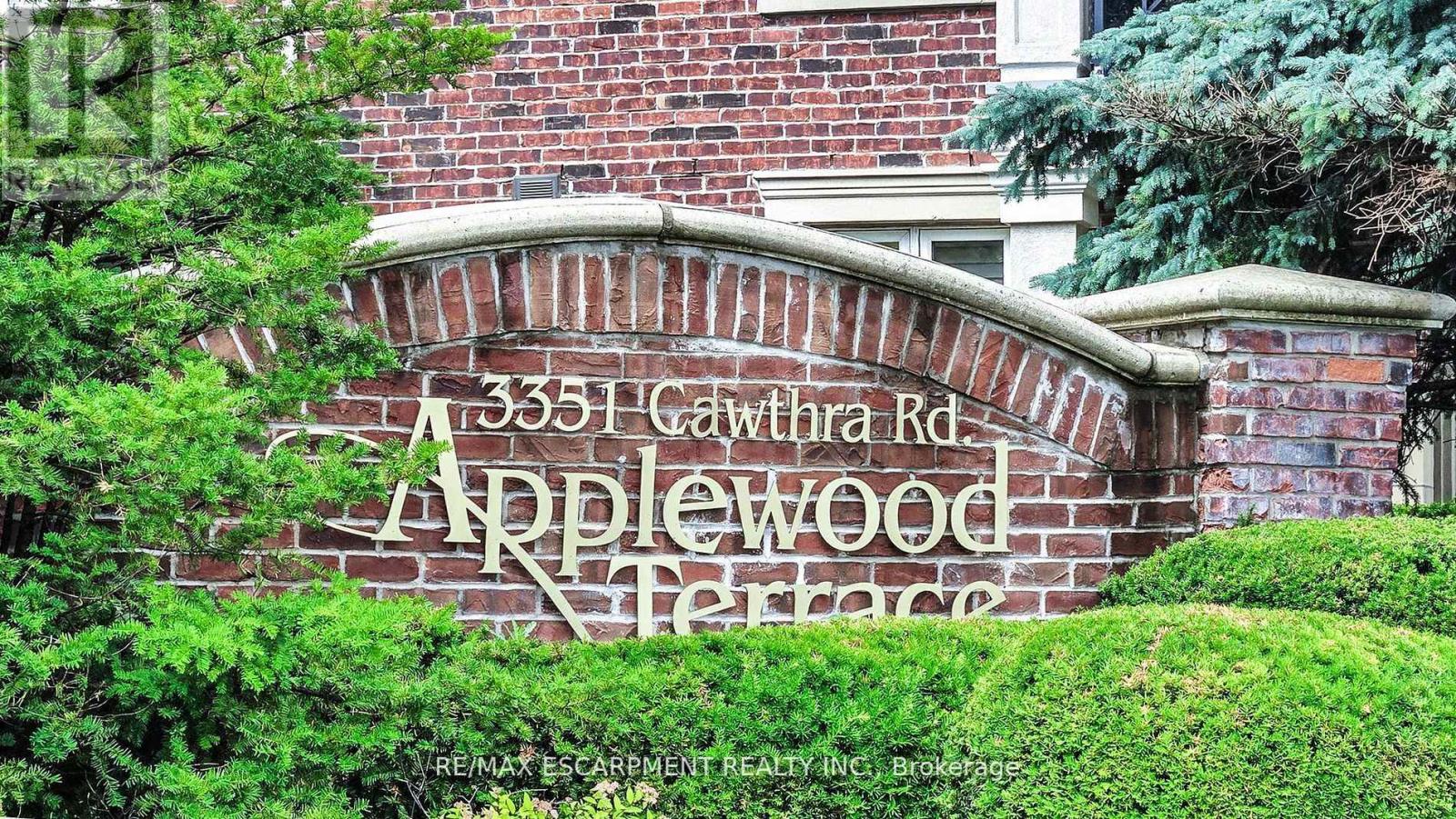 218 - 3351 Cawthra Road, Mississauga (Applewood), Ontario  L5A 4N5 - Photo 2 - W12410072