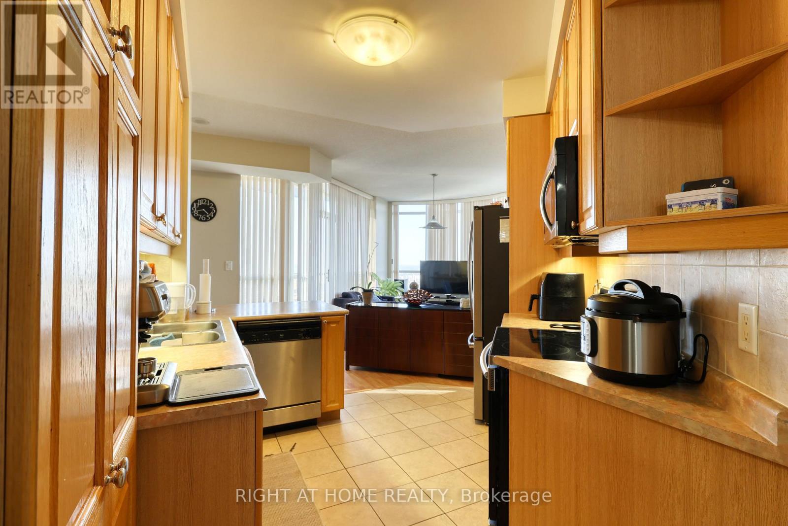 2807 - 3880 Duke Of York Boulevard, Mississauga, Ontario  L5B 4M7 - Photo 16 - W12410077