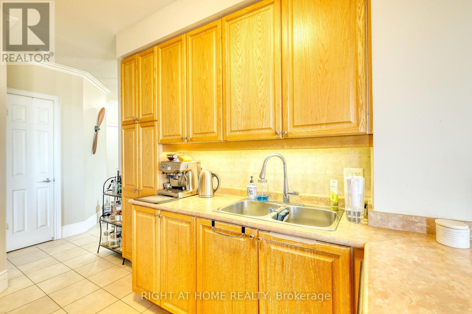 2807 - 3880 Duke Of York Boulevard, Mississauga, Ontario  L5B 4M7 - Photo 17 - W12410077