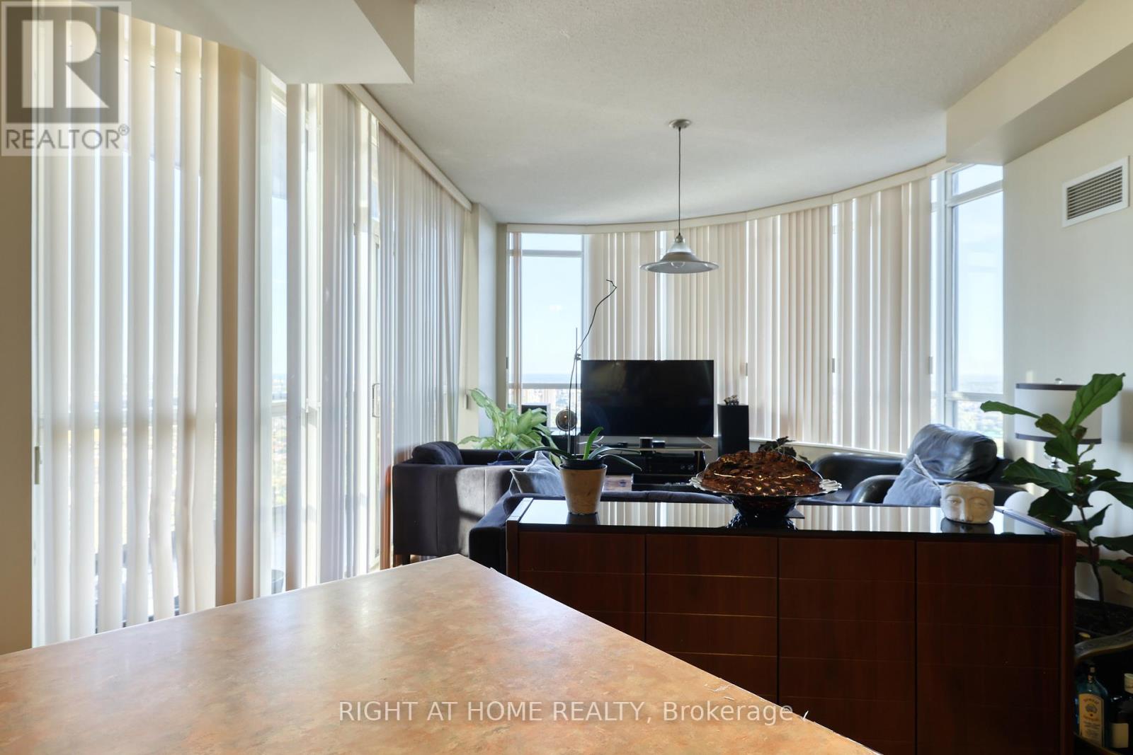 2807 - 3880 Duke Of York Boulevard, Mississauga, Ontario  L5B 4M7 - Photo 21 - W12410077