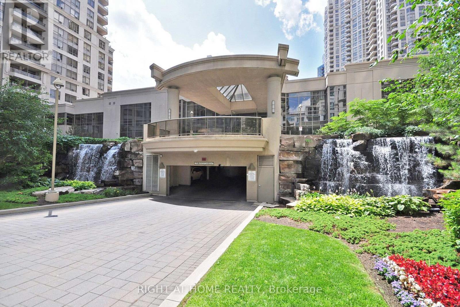 2807 - 3880 Duke Of York Boulevard, Mississauga, Ontario  L5B 4M7 - Photo 3 - W12410077