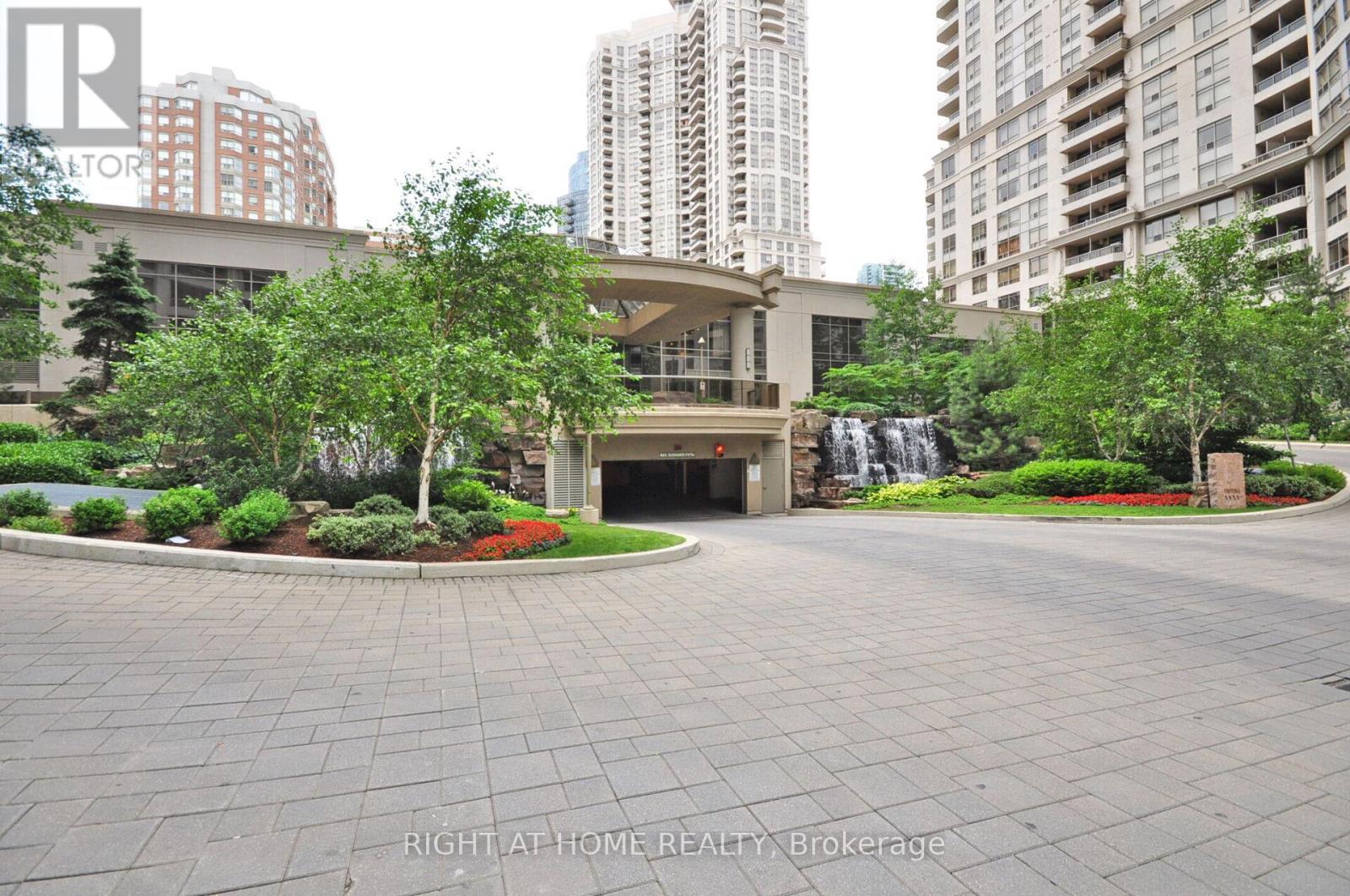 2807 - 3880 Duke Of York Boulevard, Mississauga, Ontario  L5B 4M7 - Photo 4 - W12410077