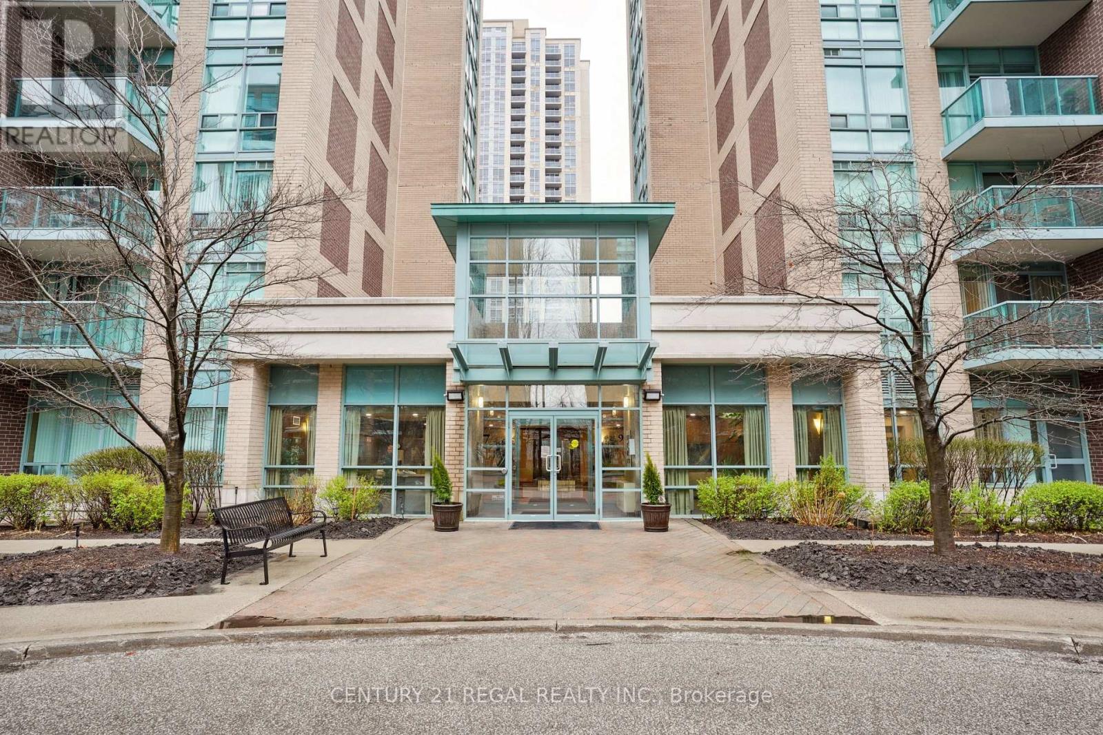 1004 - 9 Michael Power Place, Toronto, Ontario  M9A 0A5 - Photo 2 - W12410105