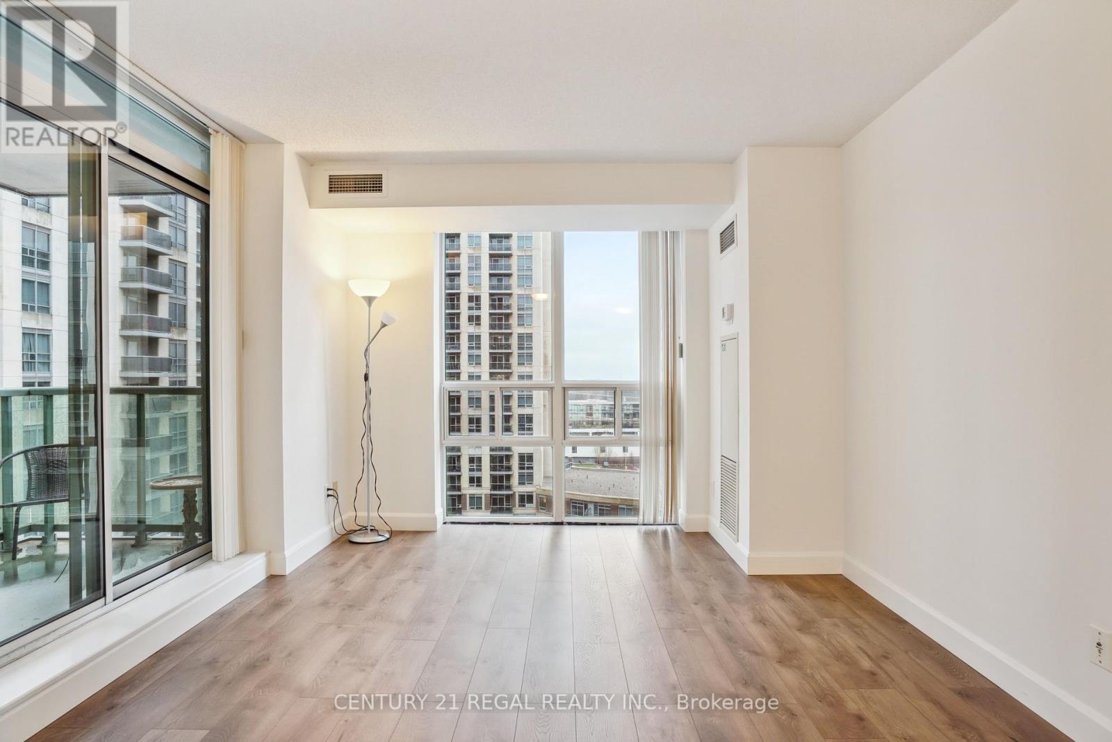 1004 - 9 Michael Power Place, Toronto, Ontario  M9A 0A5 - Photo 4 - W12410105