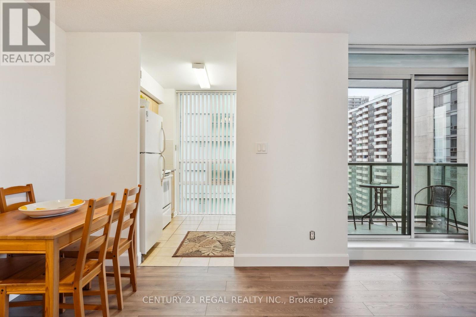 1004 - 9 Michael Power Place, Toronto, Ontario  M9A 0A5 - Photo 6 - W12410105