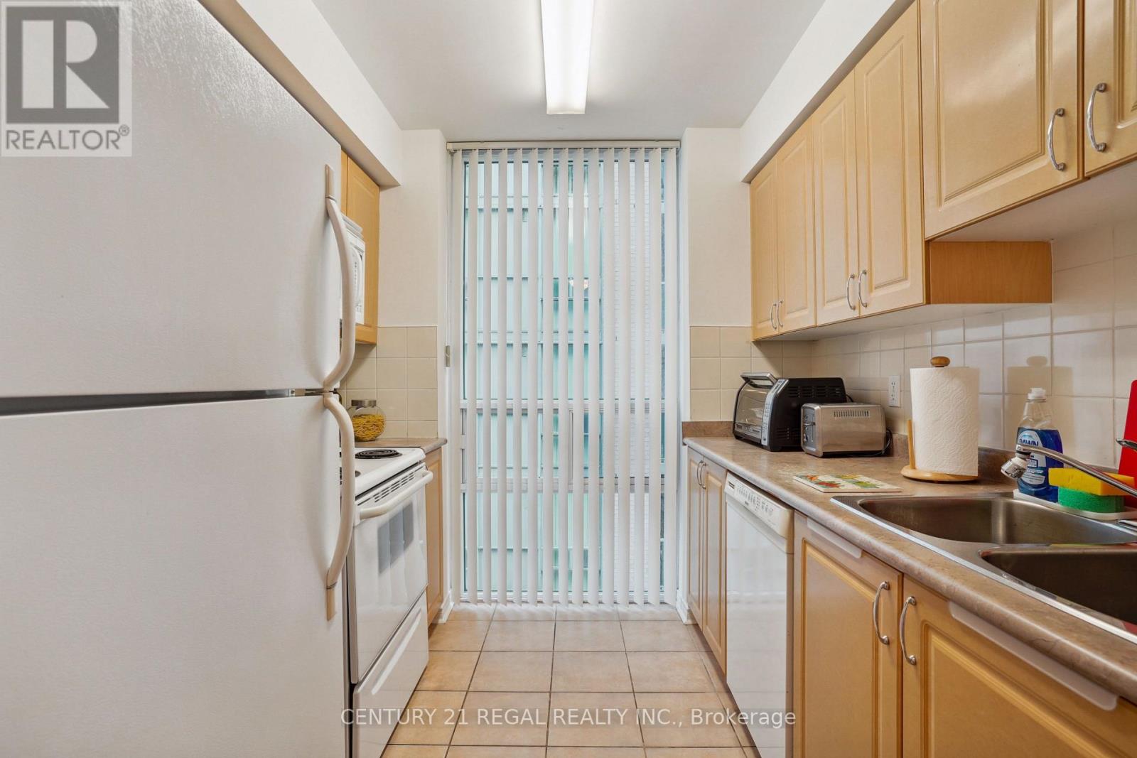 1004 - 9 Michael Power Place, Toronto, Ontario  M9A 0A5 - Photo 7 - W12410105