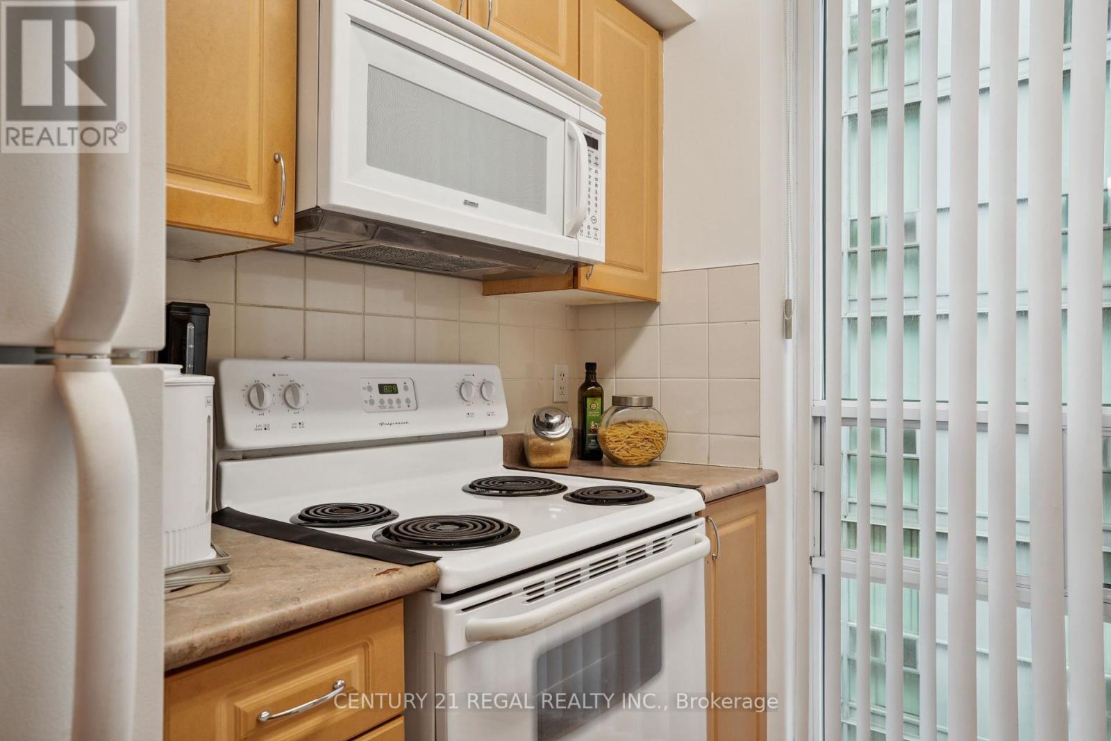1004 - 9 Michael Power Place, Toronto, Ontario  M9A 0A5 - Photo 8 - W12410105