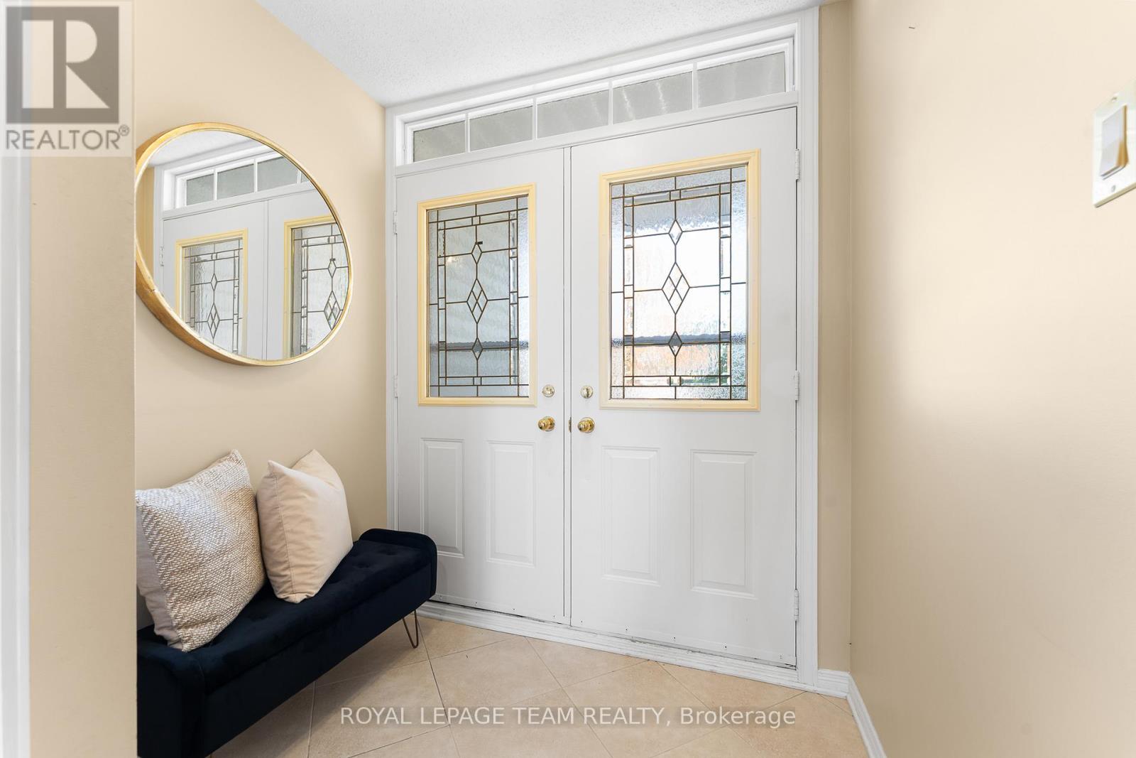 16 Oyster Bay Court, Ottawa, Ontario  K2S 1H3 - Photo 5 - X12410220