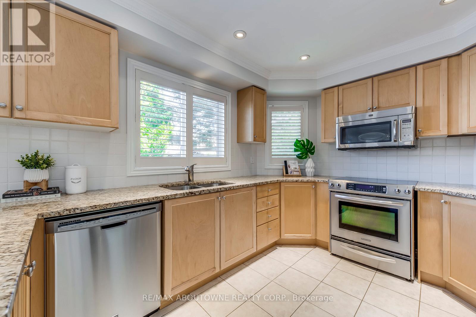 2491 Logan Avenue, Oakville, Ontario  L6H 6S1 - Photo 14 - W12408457