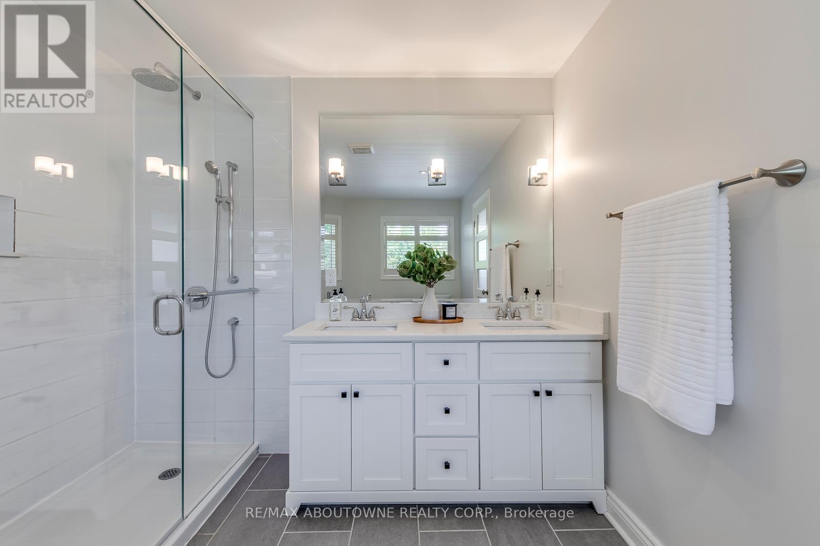 2491 Logan Avenue, Oakville, Ontario  L6H 6S1 - Photo 33 - W12408457
