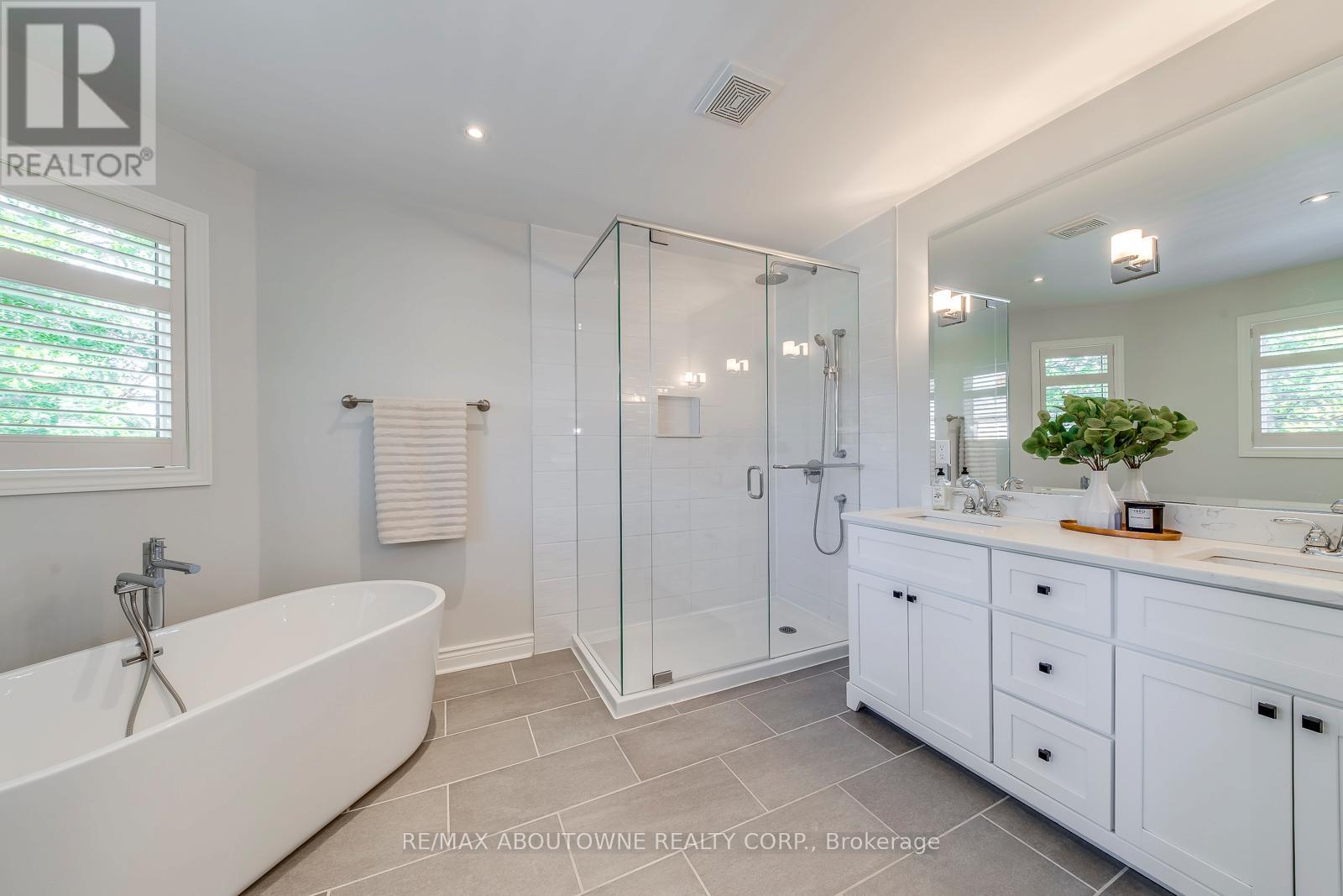 2491 Logan Avenue, Oakville, Ontario  L6H 6S1 - Photo 32 - W12408457