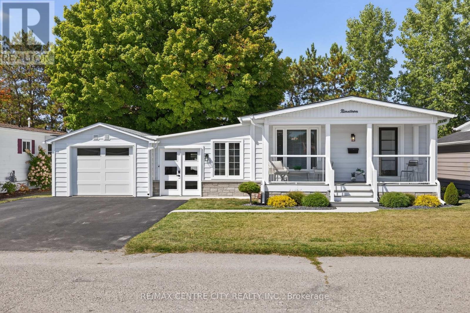 19 Miller Street, Strathroy-Caradoc, Ontario  N7G 3P4 - Photo 1 - X12410411