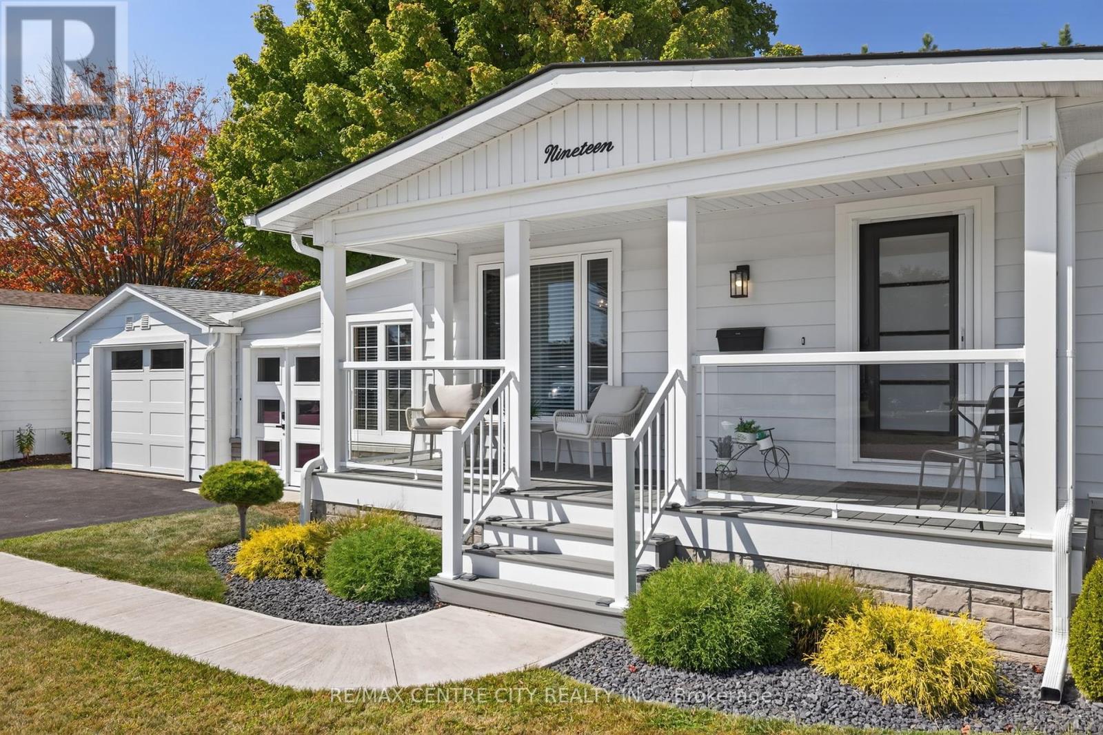 19 Miller Street, Strathroy-Caradoc, Ontario  N7G 3P4 - Photo 2 - X12410411