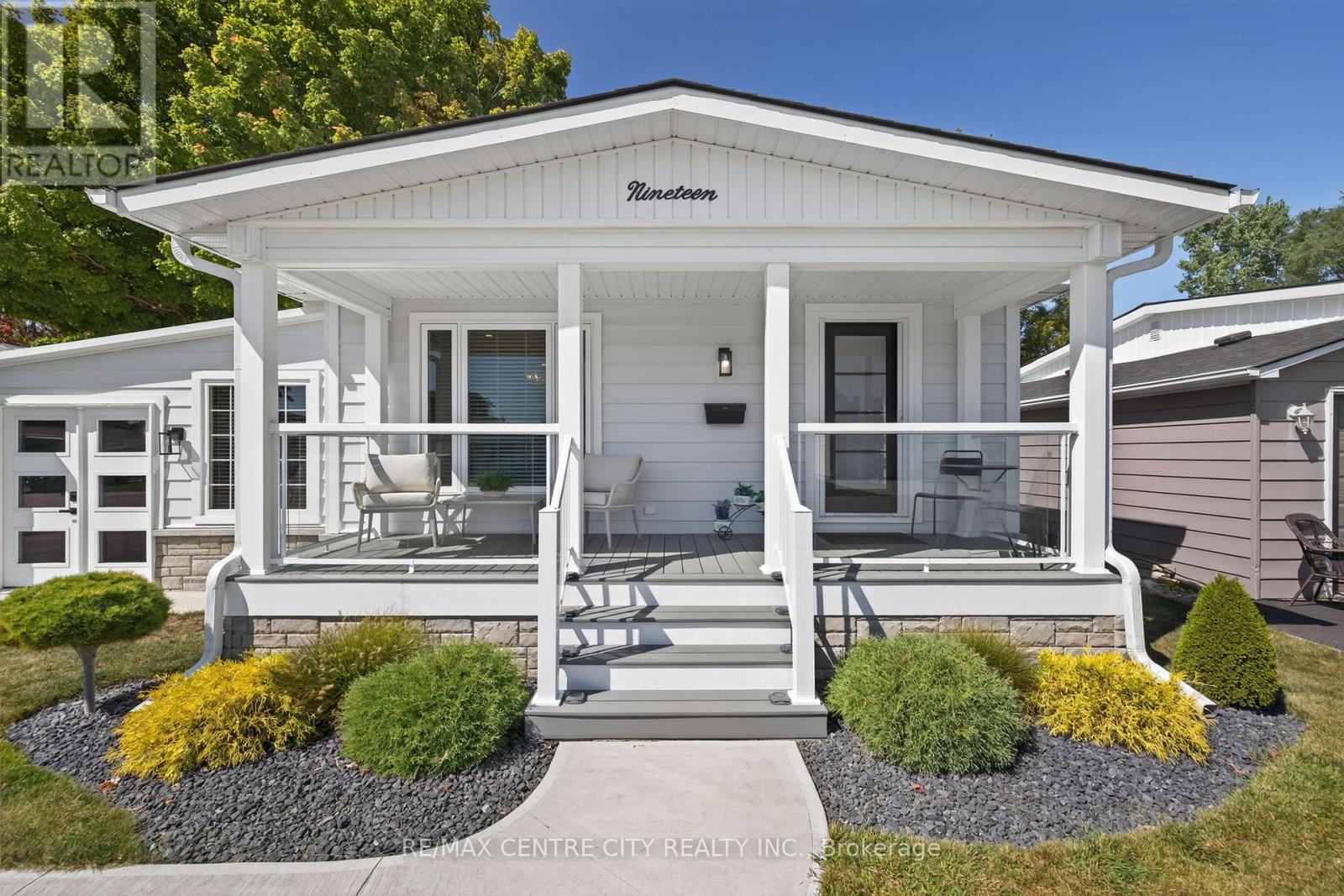 19 Miller Street, Strathroy-Caradoc, Ontario  N7G 3P4 - Photo 3 - X12410411