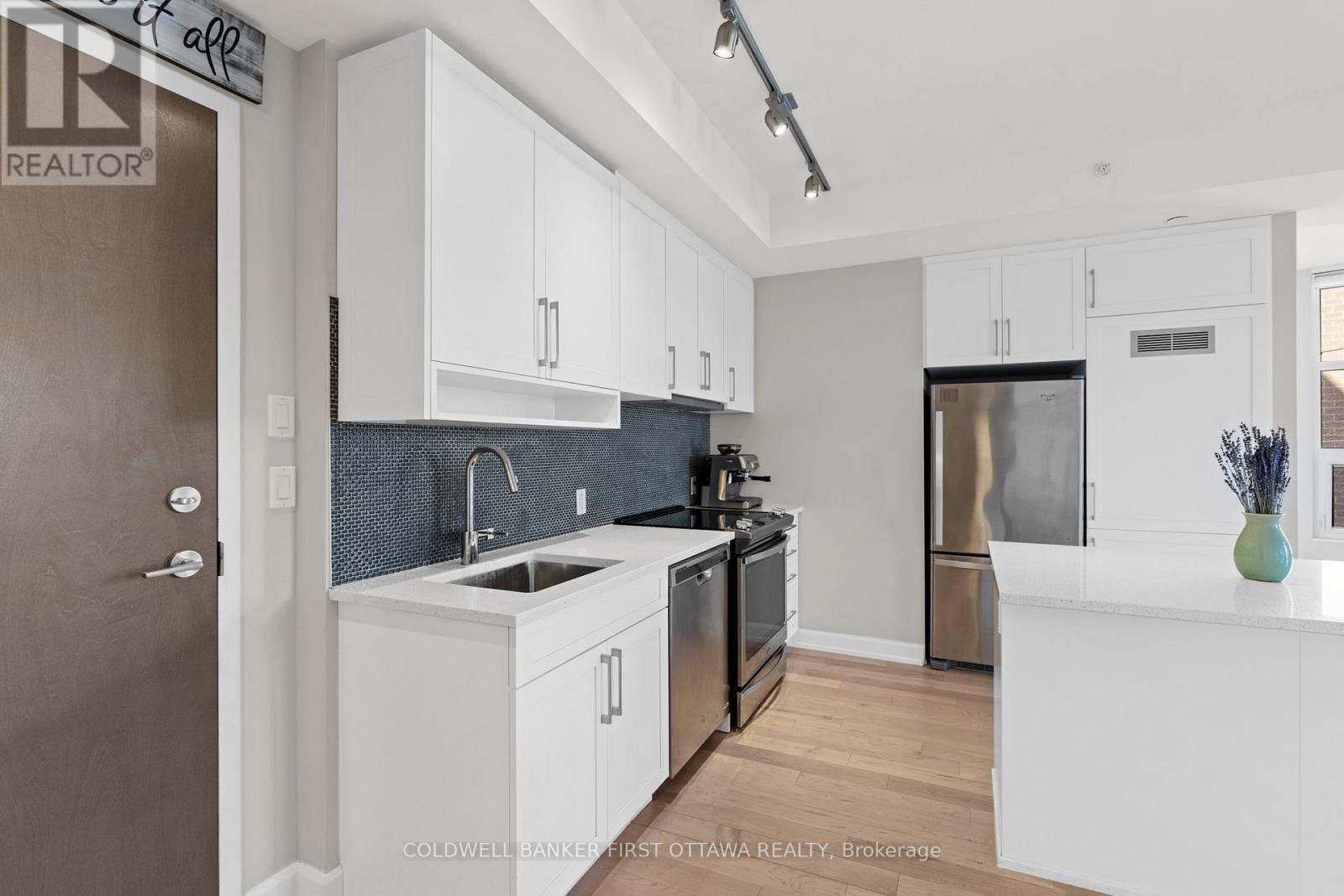 303 - 10 Rosemount Avenue, Ottawa, Ontario  K1Y 4G9 - Photo 7 - X12410320
